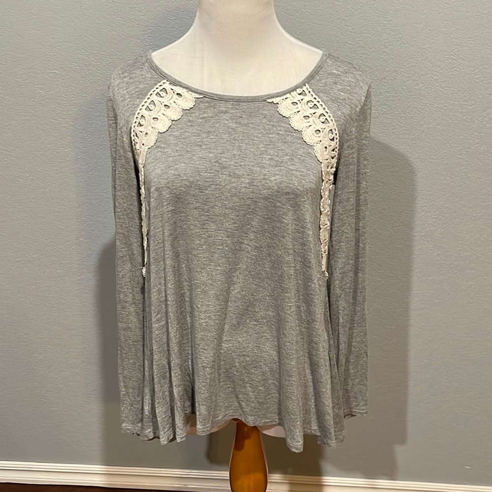 Long sleeve top by Altar’d State.  Size medium. ❤️